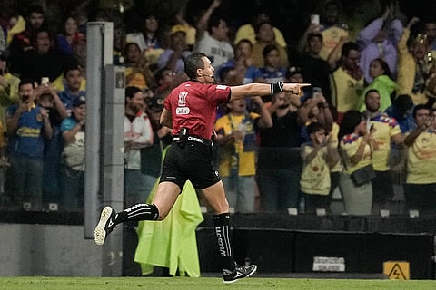 Referee Marco Ortiz awards America a penalty